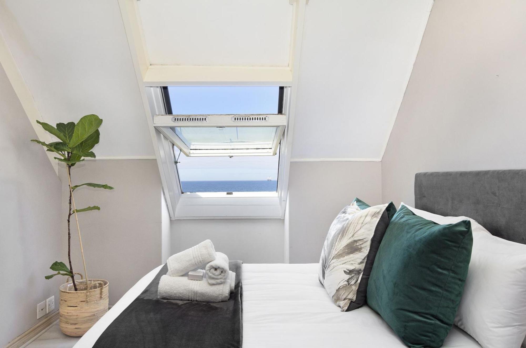 Dolphin H301 By Host Agents * Bloubergstrand